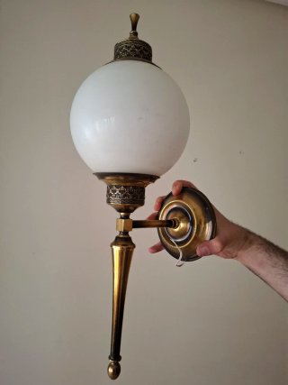 Lámpara de pared dorada y blanca