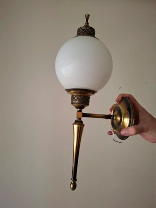 Lámpara de pared dorada y blanca