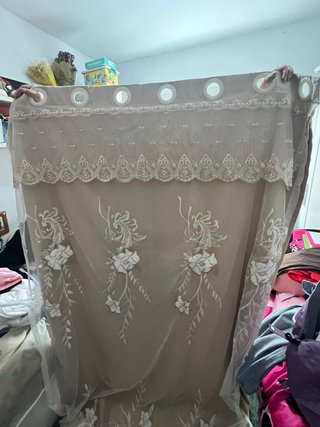 Elegante cortina beige y dorada