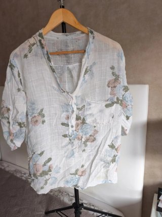 Blusa blanca lino flores