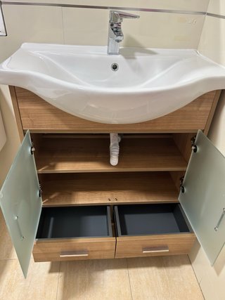 Mueble de baño con lavabo de madera y cristal