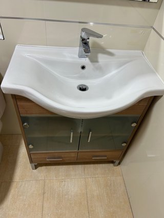 Mueble de baño con lavabo de madera y cristal