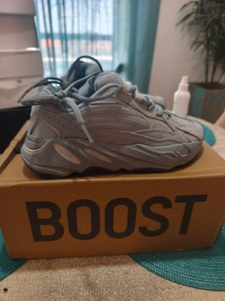 Adidas Yeezy Boost 700 Cinza