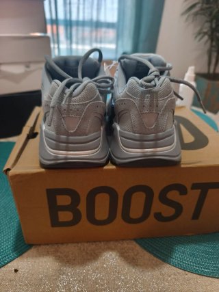 Adidas Yeezy Boost 700 Cinza