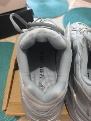 Adidas Yeezy Boost 700 Cinza