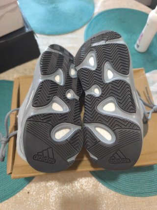 Adidas Yeezy Boost 700 Cinza