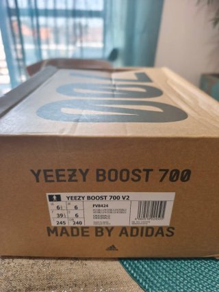 Adidas Yeezy Boost 700 Cinza