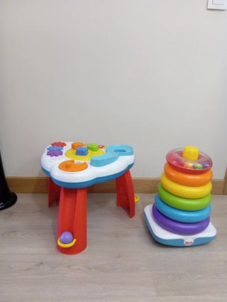 Mesa de actividades y apilables para niños