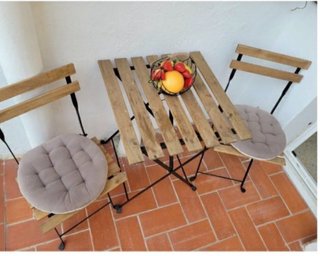 Mesa de balcón + 2 sillas – 35€