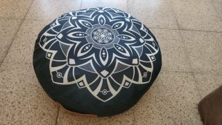Puff Cojín negro con dibujo, redondo