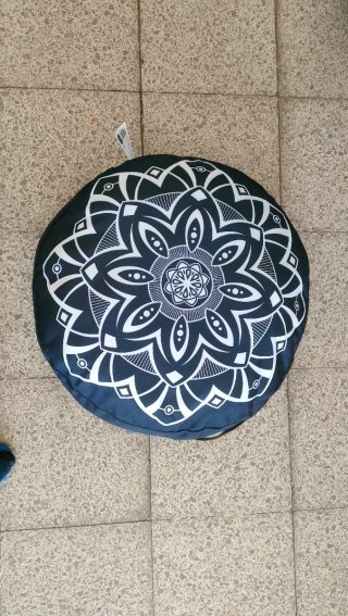 Puff Cojín negro con dibujo, redondo