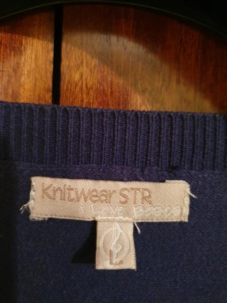 Jersey azul marino con rayas blancas