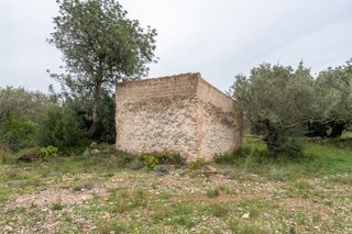 Finca rústica con pequeña edificación y agua