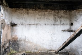 Finca rústica con pequeña edificación y agua