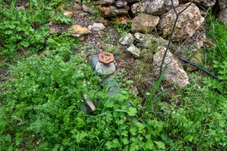 Finca rústica con pequeña edificación y agua