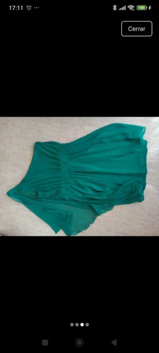 Vestido verde con pedrería plateada