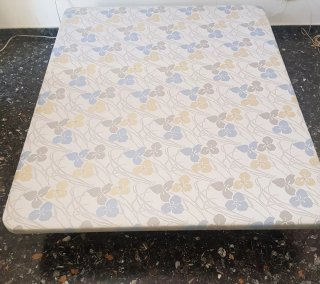 Base tapizada 150x190 cm con patas de madera