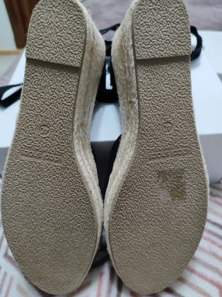 Sandalias cuña negras Ideal Shoes