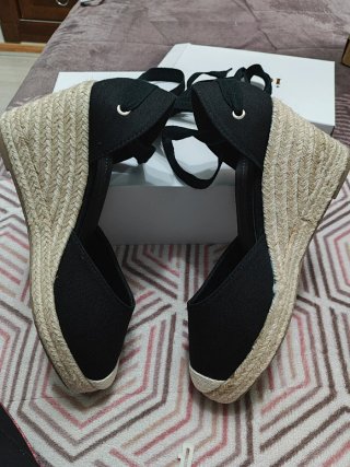 Sandalias cuña negras Ideal Shoes