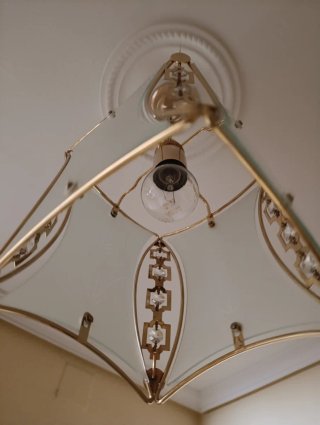 Lámpara de techo dorada y transparente