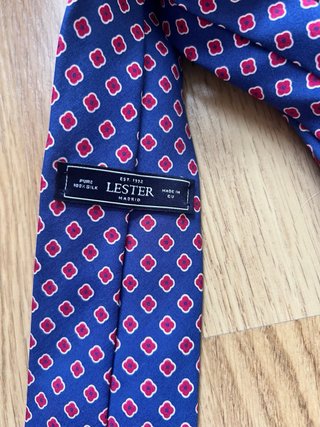 Corbata Lester azul con rombos rojos