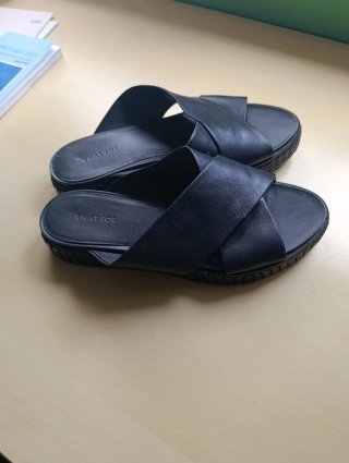 Sandalias negras de cuero