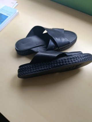 Sandalias negras de cuero