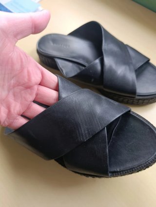 Sandalias negras de cuero