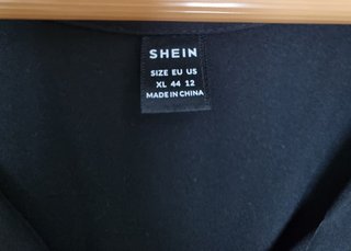 Vestido negro con mangas de encaje