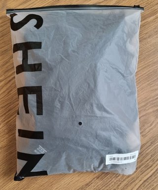 Vestido negro con mangas de encaje