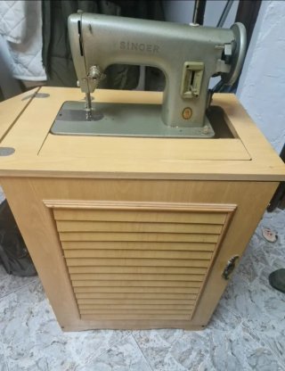Máquina de coser Singer con mueble