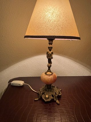 Lamparita antigua bronce y mármol. Pantalla