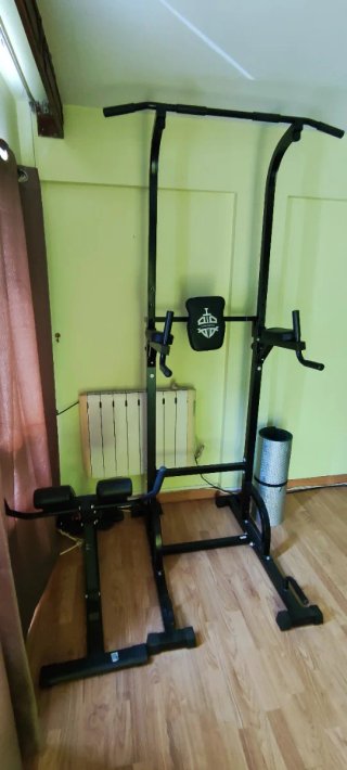 Máquina de ejercicios: Dominadas y flexiones