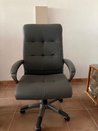 Silla de oficina giratoria gris