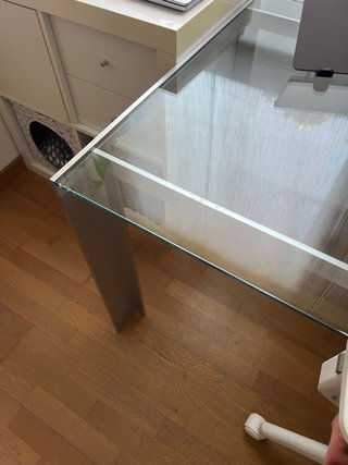 Mesa de cristal y metal