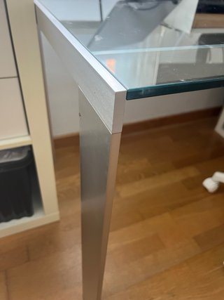 Mesa de cristal y metal