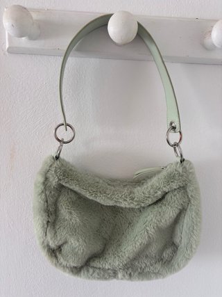 Bolso verde peludo