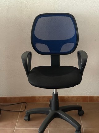 Silla de oficina giratoria azul y negra