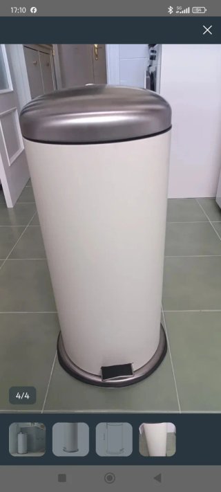 Cubo de basura metálico plateado y blanco