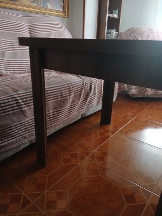 Mesa de salón de madera