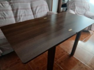 Mesa de salón de madera