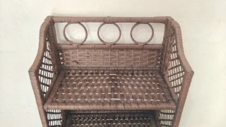 Estantería de mimbre marrón