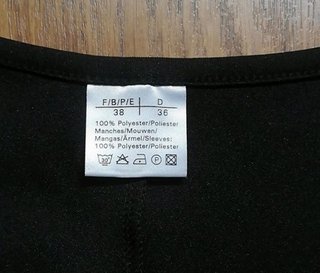 Vestido negro manga acampanada plisada