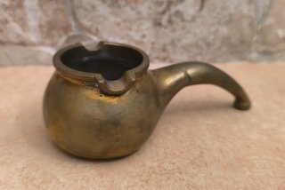 Cenicero de bronce con forma de pipa