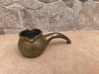 Cenicero de bronce con forma de pipa