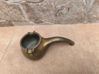Cenicero de bronce con forma de pipa