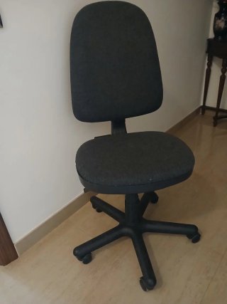 Silla de oficina giratoria negra