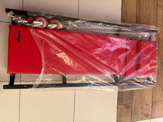 Carretilla mecánica roja