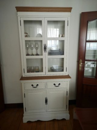 Alacena de madera y cristal