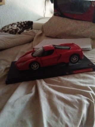 Maqueta Ferrari Enzo Roja 32 cm largo X 8 cm alto